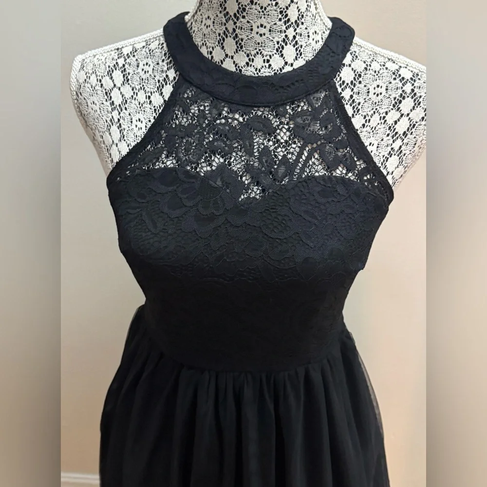 Elegant Lace Halter Dress - in black, white or peach NWT - Picture 9 of 16